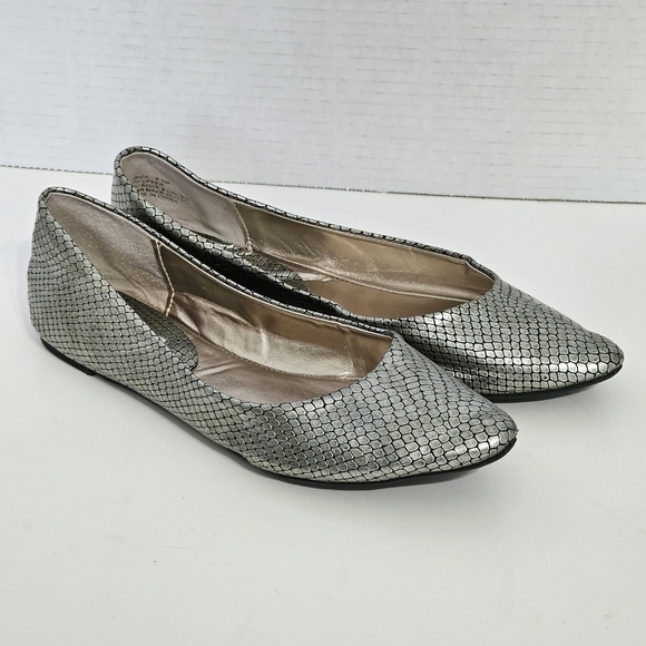 STEVE Madden Silver Snakeskin Ibiza Flats - Picture 1 of 8